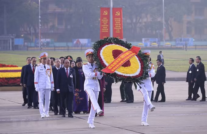 出席越共十三大的代表入陵瞻仰胡志明主席遗容 ảnh 1