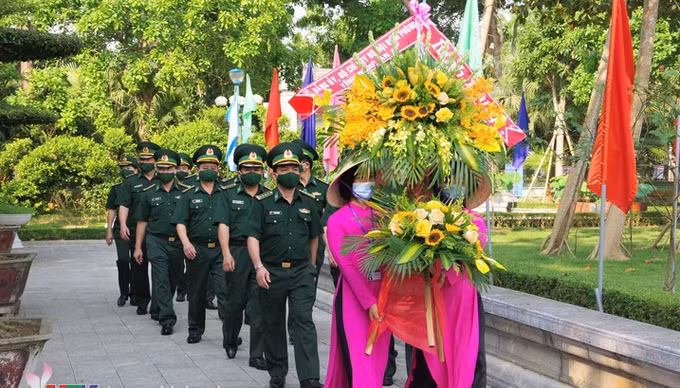 纪念胡志明主席诞辰131周年：乂安省各组织和个人敬香 缅怀胡志明主席 ảnh 1