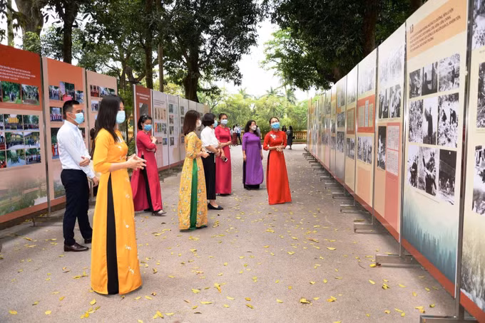 “学习和践行胡志明主席思想、道德、作风”资料和图片展在河内举行 ảnh 2