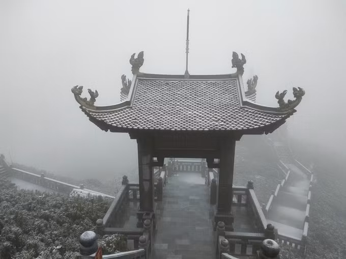 越南番西邦峰出现降雪天气 景色宛如仙境 ảnh 1
