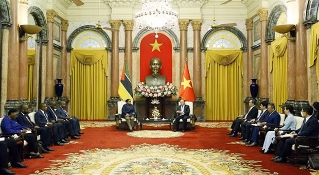越南国家主席阮春福会见莫桑比克国民议会主席 ảnh 1