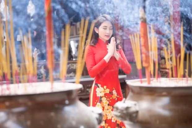 越南人年初去寺庙烧香祈福的美好习俗 ảnh 1