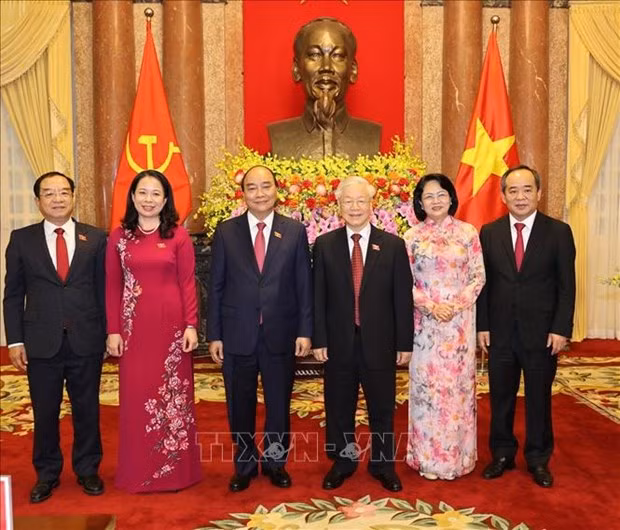 前国家主席阮富仲与新任国家主席阮春福进行交接工作 ảnh 1