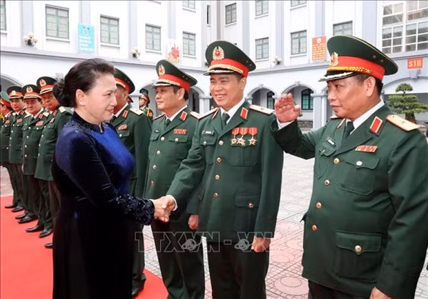 阮氏金银主席出席第二总局人民武装力量英雄称号授予仪式 ảnh 1