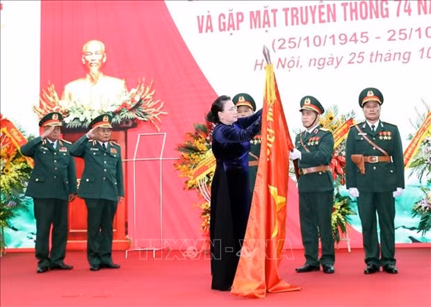 阮氏金银主席出席第二总局人民武装力量英雄称号授予仪式 ảnh 2