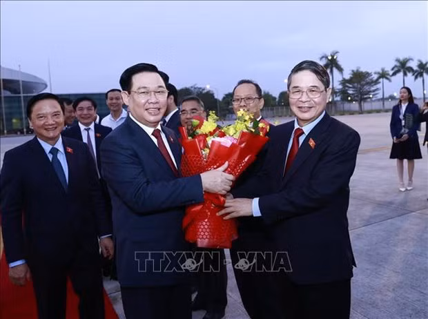 越南国会主席王廷惠开始对柬埔寨进行正式访问并出席AIPA-43 ảnh 1