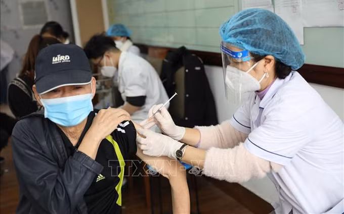 越南防疫新规定：第一代密切接触者无需隔离但避免去人员聚集的地方 ảnh 1