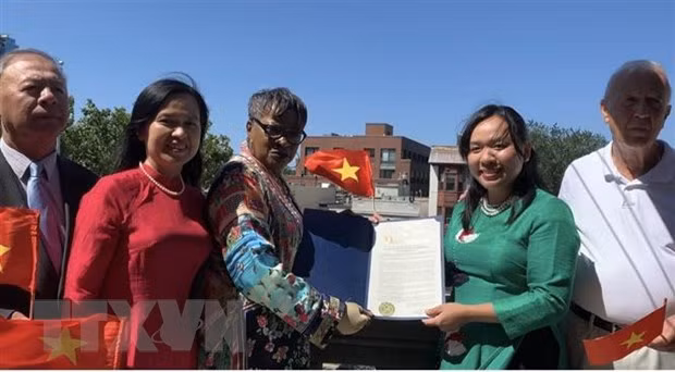 越南国旗升旗仪式在美国泽西市举行
