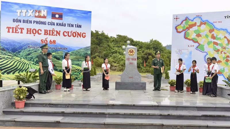“边疆课堂”帮助学生进一步了解家乡边疆，从小树立参与维护国家主权和边境安全的责任意识。图片来源：越通社