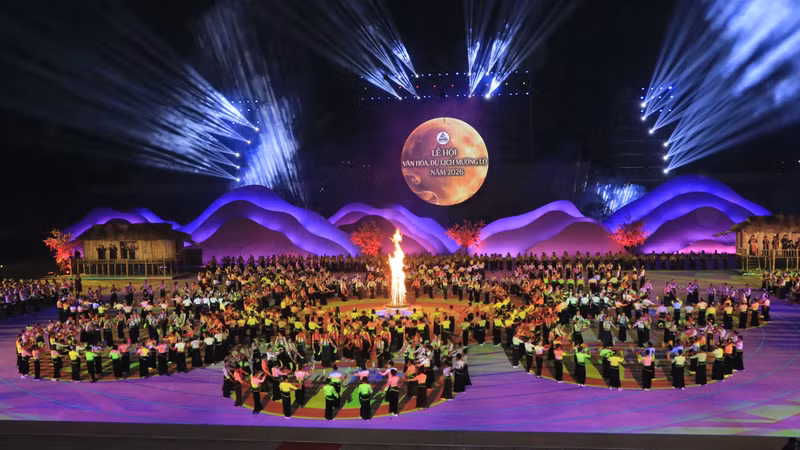 以"傣族群舞精华——西北色彩"为主题的2026年芒炉文化旅游节正式开幕，亮点是由2026人参加的大型群舞表演。图自越通社