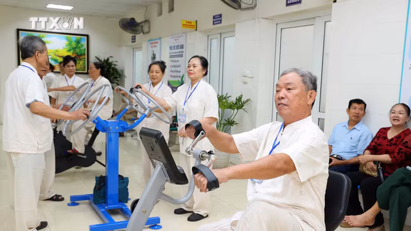 民众可在社区就地获得护理、功能康复及相应支持服务。图：越通社