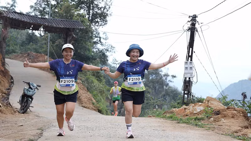 “云端漫步”——2026年征服PaVi古石路登山赛在莱州举行。图自越通社