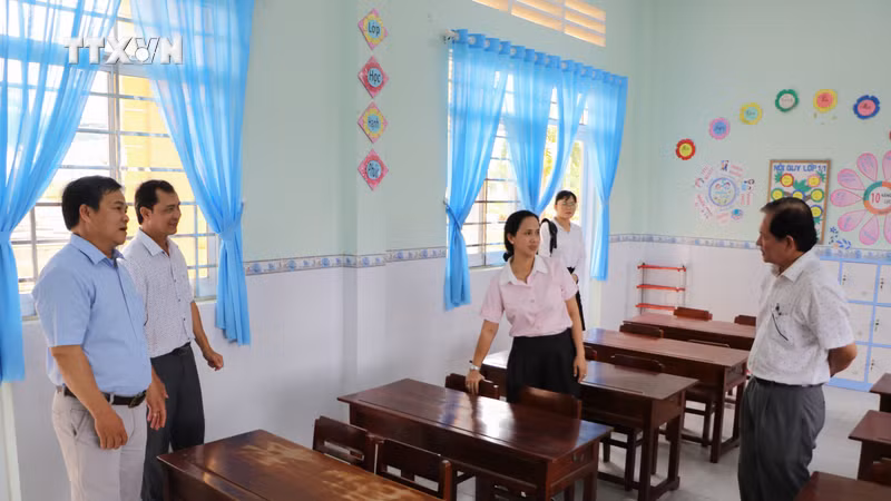 新隆岛乡文化社会科领导与新贵小学领导班子在新学年开始前检查学校基础设施。图片来源：越通社 