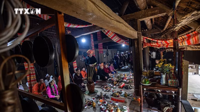 对于富寿省芒族地区各乡村而言，芒巫仪式至今仍存在于当地民众的文化和信仰生活中。图自越通社