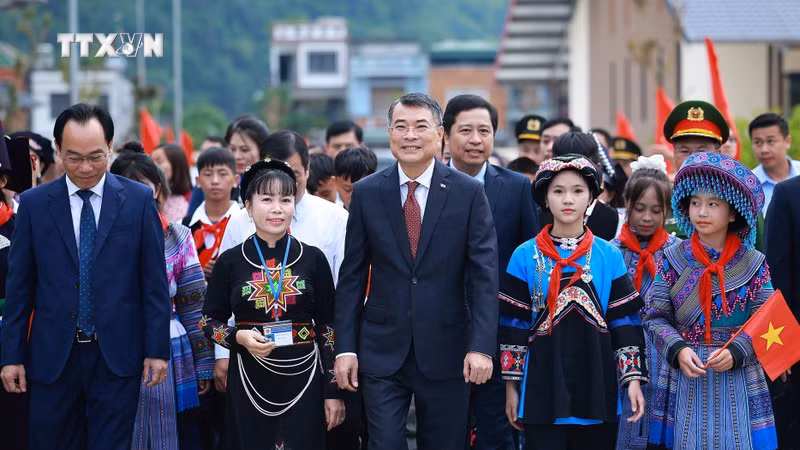 越南政府总理黎明兴出席老街省芒姜乡芒康九年一贯制寄宿学校开学典礼。图自越通社