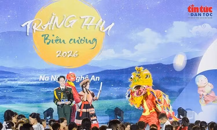 “边疆中秋”活动于12日晚在乂安省那外（Na Ngoi，音译）一贯制学校隆重举行。图自《信息和民族报》