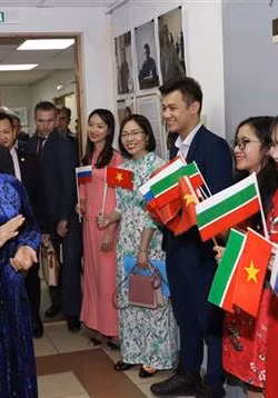 越南国会主席阮氏金银看望旅居俄罗斯鞑靼斯坦共和国越南人代表