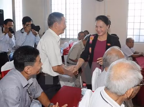越南国会主席阮氏金银接待芹苴市选民