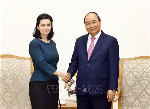 越南政府总理会见保加利亚和乌拉圭两国新任驻越大使
