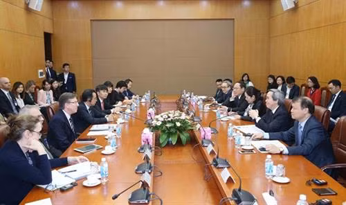 越共中央经济部长阮文平会见美国东盟商务委员会代表团