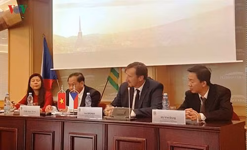 芹苴市代表团赴捷克了解经贸合作机会