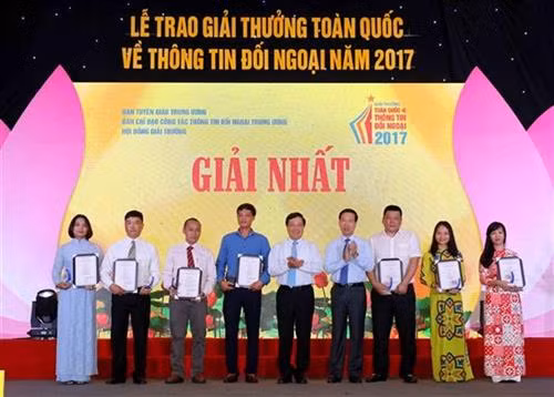 2017年全国对外新闻奖颁奖仪式在河内举行 67件最佳作品获奖