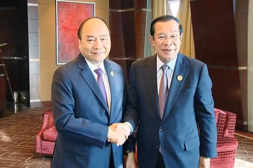 越南政府总理阮春福会见柬埔寨首相洪森