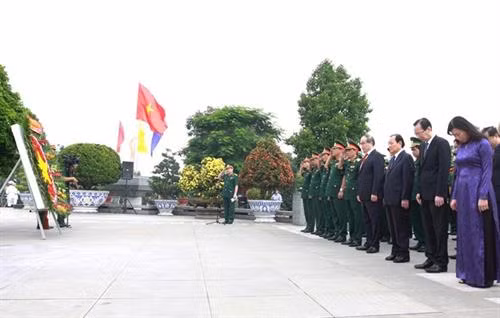 胡志明市领导向各位英雄烈士上香