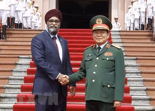 加拿大国防部长哈吉特·辛格萨吉对越南进行正式访问