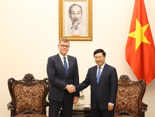越南政府副总理兼外长范平明会见亚洲开发银行副行长格罗夫