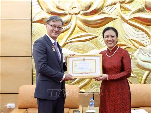 越南向老挝大使授予“致力于各民族和平友谊”纪念章