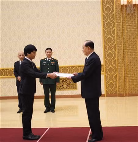 朝鲜最高人民会议常任委员会委员长金永南接受越南驻朝鲜大使黎伯荣递交国书