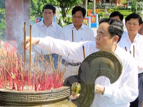 祖国阵线中央委员会主席敬香缅怀各位英雄烈士