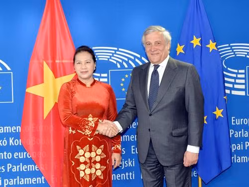 越南国会主席同欧洲议会主席安东尼奥·塔亚尼举行会谈 