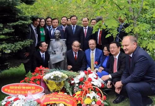 胡志明主席诞辰128周年：越俄两国将教育培训置于最优先地位