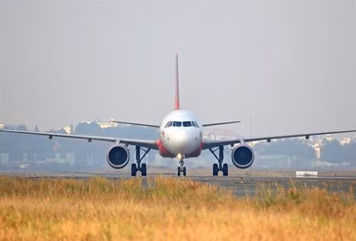 越捷航空搭载援助物资的航班飞往雅加达进行人道主义救援活动 