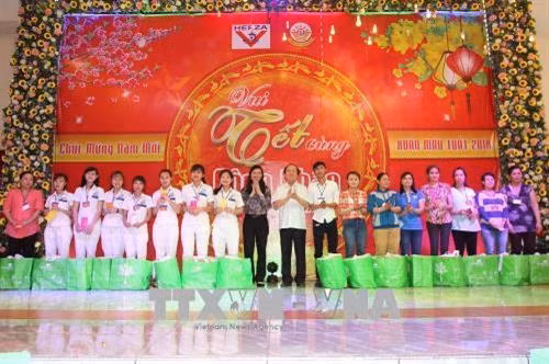 胡志明市领导与员工欢度新春佳节