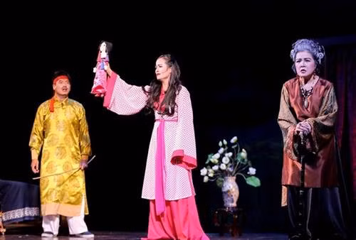 丽玉剧团在胡志明市搭台演出