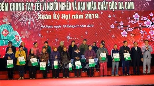 努力让人民群众过一个快乐祥和的新春佳节