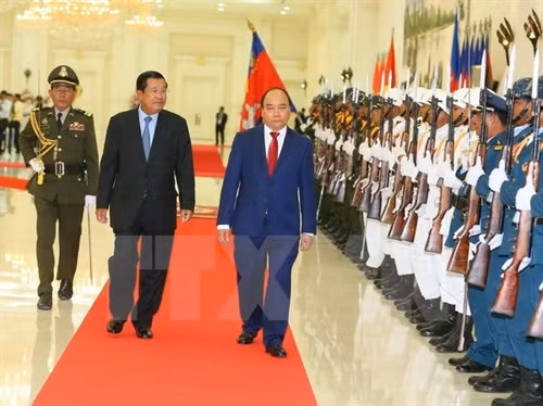 越南政府总理阮春福与柬埔寨首相洪森举行会谈