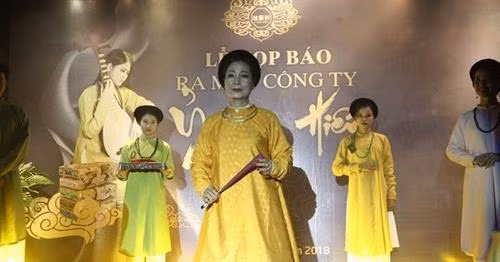阮德禄-复原古代服装的越南年轻人