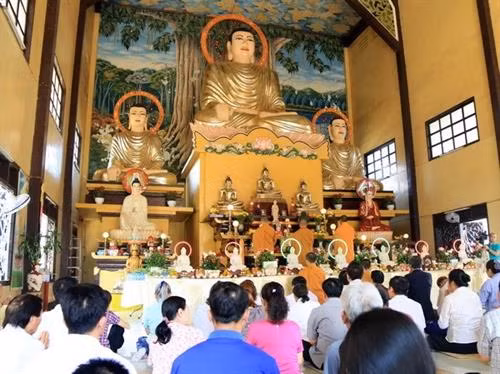 在老越南人举行新春祈福法会 祈求国泰民安 世界和平