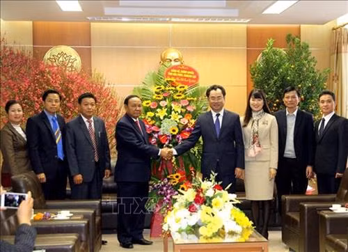 老挝华潘省领导向越南太原省领导和人民致以新春祝福