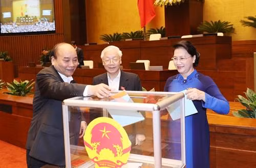 越南第十四届国会第六次会议： 国会进行信任投票并讨论两部法案