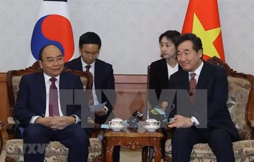 越南政府总理阮春福会见韩国总理李洛渊