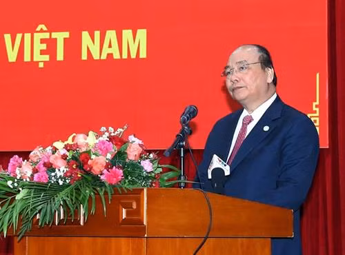 阮春福和老挝政府总理通伦·西苏里同旅老越南人共迎新春