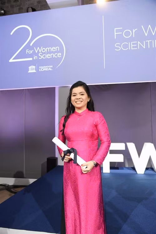 越南一名女科学家荣获“青年女科学家奖”