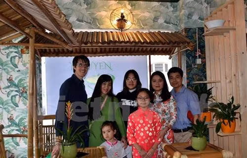 旅居瑞士越南人为当地新冠肺炎疫情防控一线送爱心