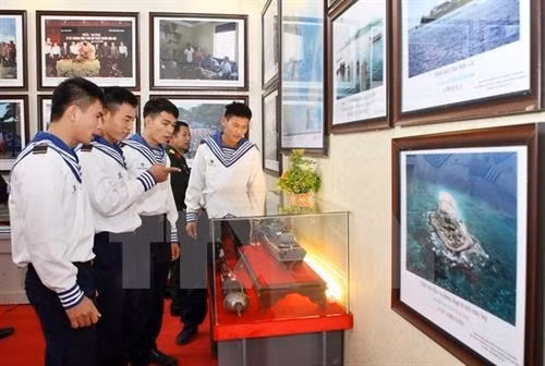 “黄沙和长沙归属越南：历史证据和法律依据” 资料图片展在乂安省举行