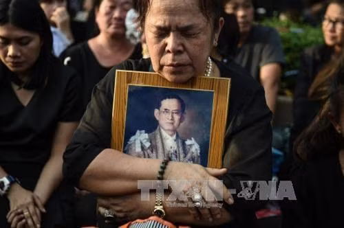 国家副主席邓氏玉盛代表越南出席已故泰国国王普密蓬·阿杜耶德葬礼